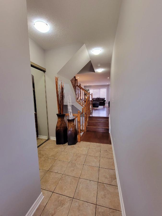 Cozy 3 Bedroom Town House 20 Min From Ottawa Down Town And Airport Kültér fotó